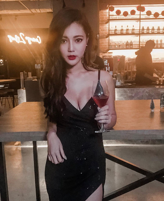 Theo chủ nhân của tấm hình, anh bị hút hồn ngay khi nhìn thấy nữ nhân viên thu ngân trong một nhà hàng lẩu nổi tiếng tại Lô Châu, Đài Loan. Cách làm việc chuyên nghiệp và thái độ nghiêm túc của cô nàng hot girl càng khiến vị khách hàng này mê mệt.