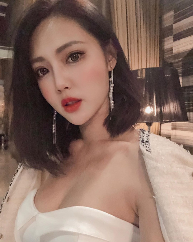 Rất nhanh sau đó, danh tính của hot girl Đài Loan đã được dân mạng tìm ra. Được biết, cô nàng có biệt danh là Châu Miao Miao. Cô nàng mới bắt đầu công việc thu ngân cho nhà hàng kia được một thời gian ngắn.