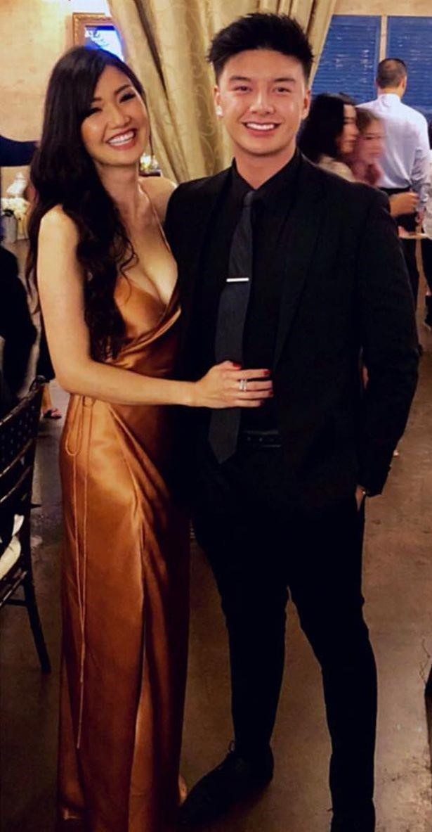 "Có một bà mẹ trẻ trung, xinh đẹp thật sự rất tuyệt, nhưng cũng bực mình vì nhiều người chỉ ngang tuổi tôi lại có ý định tán tỉnh mẹ" - Jonathan Nguyen than thở.