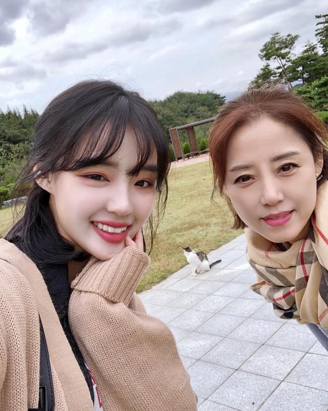 Những bức ảnh của Han Jeong Joo cùng mẹ thu hút rất nhiều lượt tương tác trên mạng xã hội vì bề ngoài trẻ trung như gái đôi mươi của mẹ hot girl.