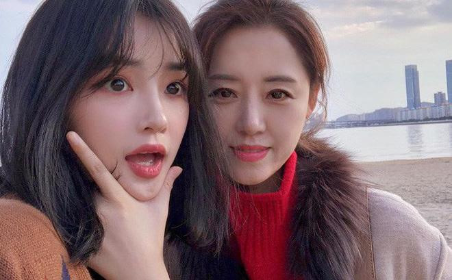 Là một hot girl có tiếng tại Hàn Quốc, Han Jeong Joo thừa hưởng hoàn toàn nét đẹp của mẹ. Cô nàng trông giống hệt mẹ với mắt hai mí, sống mũi cao, gương mặt ưa nhìn.