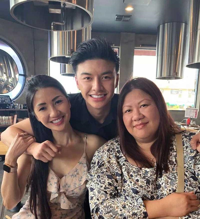 Lúc đầu, nhiều người nhầm tưởng người phụ nữ trong ảnh là bạn gái của Jonathan bởi phong cách ăn mặc trẻ trung và nhìn họ dường như không có khoảng cách tuổi tác. Bật mí bí quyết để giữ gìn nhan sắc của mẹ, hot boy gốc Việt cho biết: "Bí kíp không bị lão hóa của mẹ là ăn kiêng và tập thể dục. Bà ấy cũng có thói quen chăm sóc da".