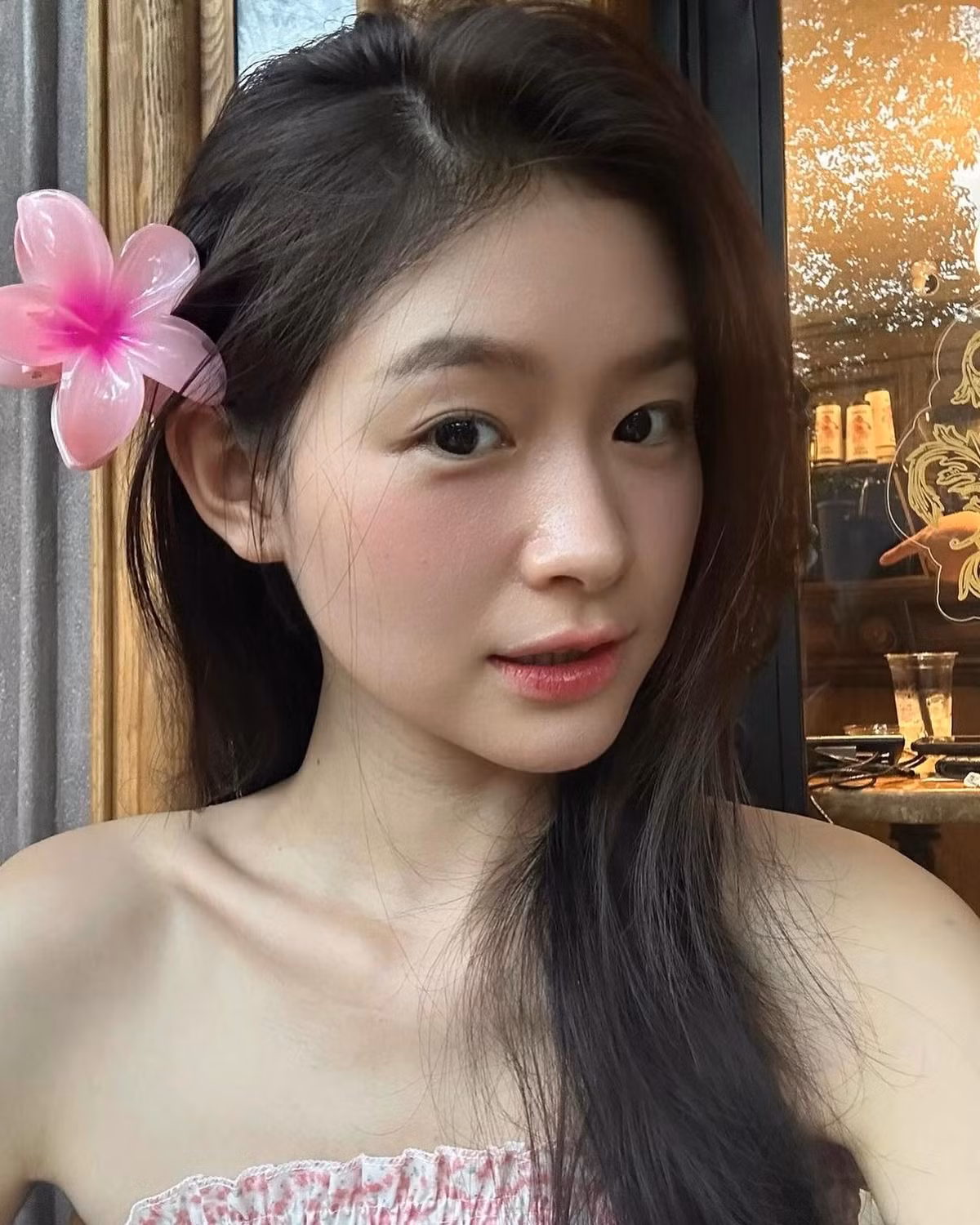 Mới đây, Mai Hương đã đăng tải một đoạn clip về hành trình cố gắng của bản thân. Trong clip, cô nàng chia sẻ lại hình ảnh của mình khi tham gia một chương trình và từng bị ban giám khảo "không thích" vì chất giọng "kém sang".