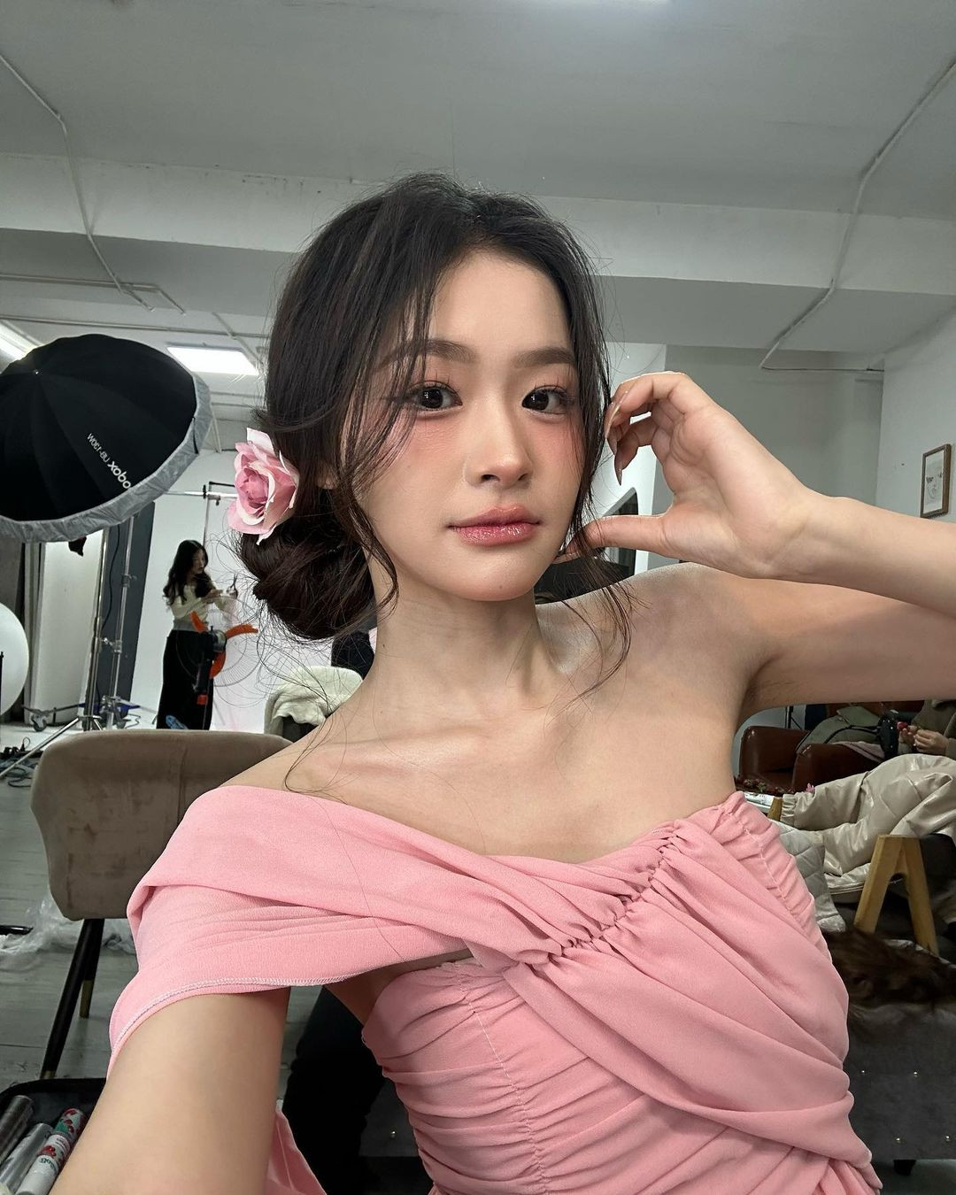 Nhiều người đã bày tỏ cảm xúc: "Đúng vậy, giọng của bạn này không cần nhìn hình cũng nhận ra được rồi", "đường hình và đường tiếng không liên quan nhưng phải công nhận nỗ lực của bạn này".