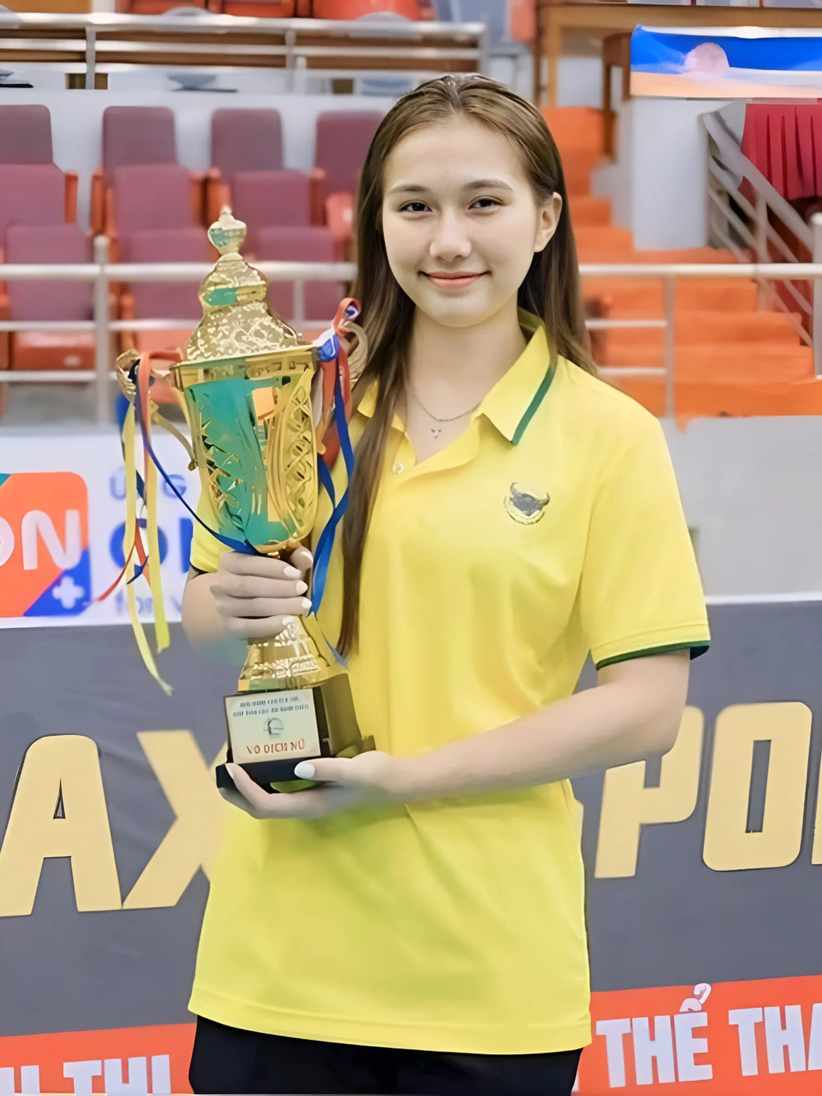 Nguyễn Lan Vy sinh năm 2006, được xem là một trong những chủ công trẻ triển vọng của CLB bóng chuyền VTV Bình Điền Long An.