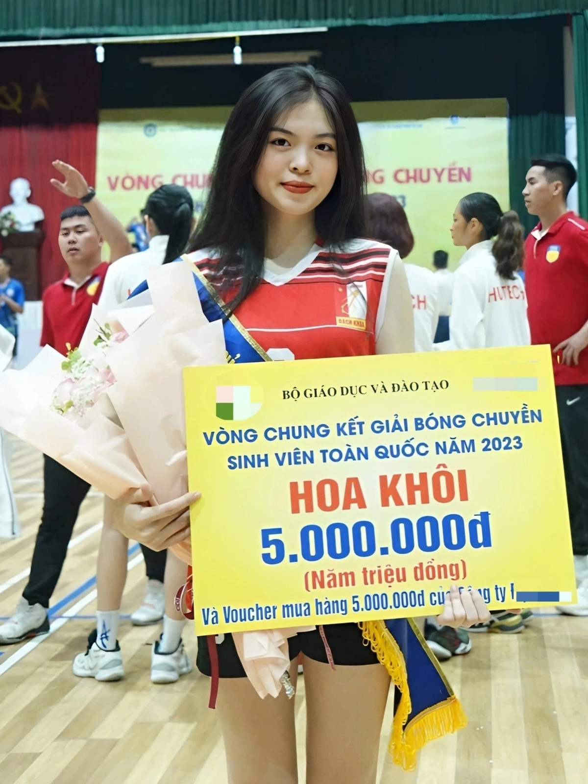 Đinh Thị Huyền Trang 19 tuổi, quê Nghệ An. Cô từng đạt danh hiệu Hoa khôi bóng chuyền sinh viên toàn quốc 2023.