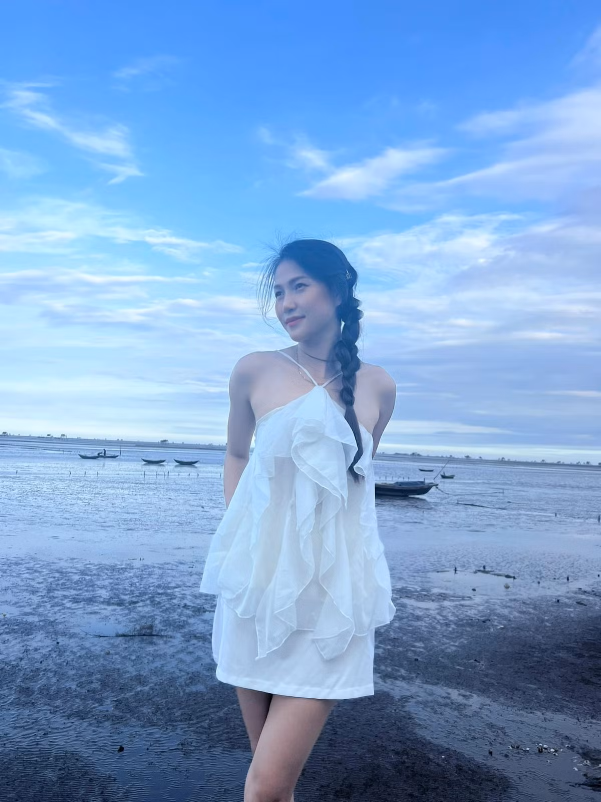 Trên trang cá nhân, tay đập của VTV Bình Điền Long An chia sẻ nhiều hình ảnh xinh đẹp đời thường, không thua kém một hot girl nào.