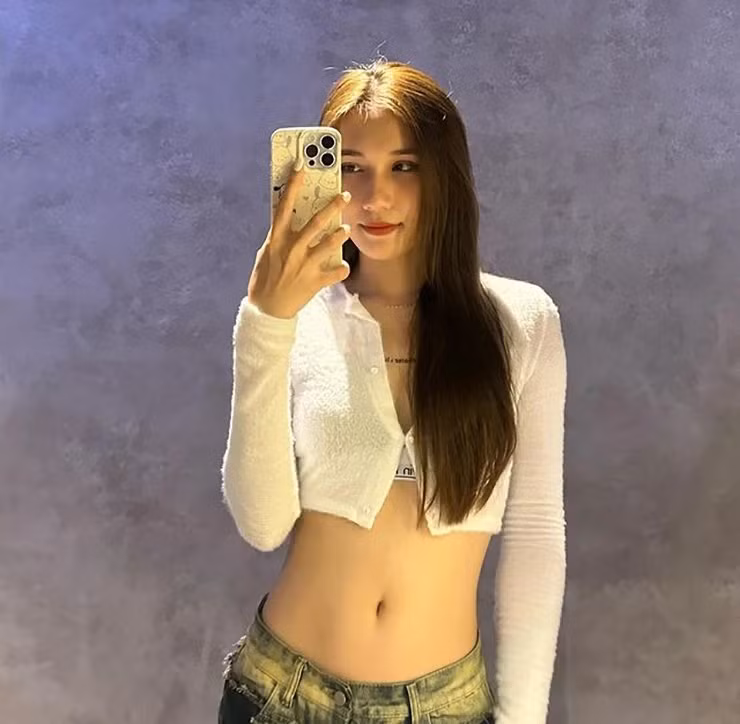 Cô nàng sở hữu chiều cao 1,73m cùng thân hình chuẩn chỉnh, cân đối và gương mặt thanh tú.