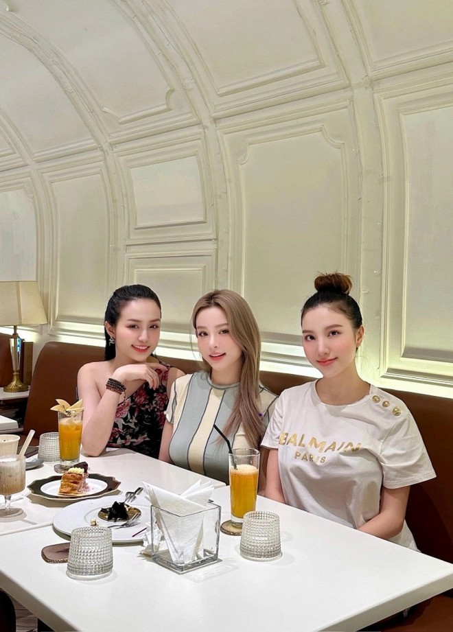 Cô nàng vẫn giữ mối quan hệ thân thiết với hội chị em hot girl. Mới đây, Hương Baby đã đăng tải hình ảnh đi uống trà chiều cùng Huyền Baby và Hạnh Sino. Cả 3 từng là hot girl Hà thành đình đám, nay cùng được cư dân mạng gọi là “phú bà”.