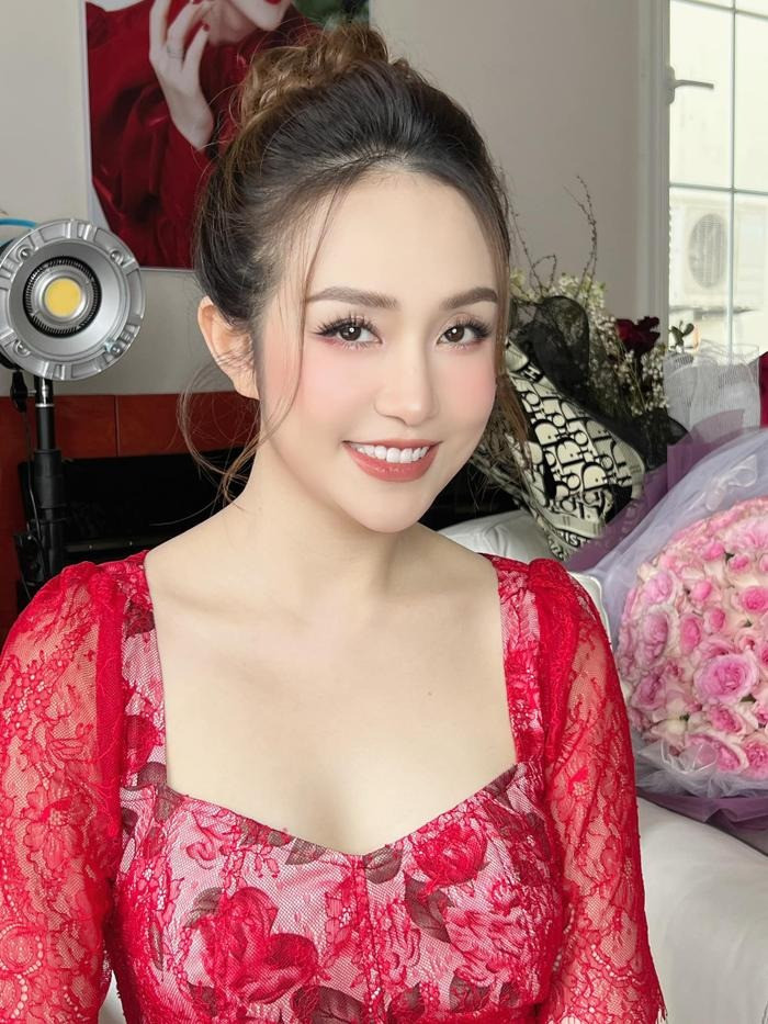 Dù U40 nhưng hot girl 1 thời vẫn giữ được nét trẻ trung xinh đẹp, nhưng cũng rất đằm thắm và quý phái.