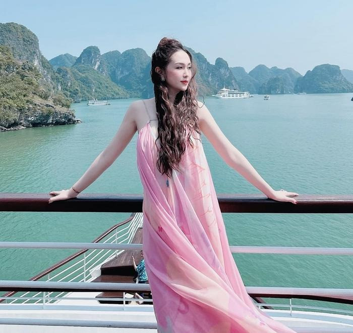 Năm 2014, người đẹp sinh năm 1991 xác nhận lên xe hoa cùng nam ca sĩ Tuấn Hưng. Hơn một thập kỷ gắn bó, cặp đôi đã có với nhau 3 nhóc tỳ.