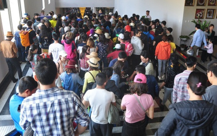 Tuy nhiên, khó có thể thưởng thức cảnh sắc Sapa giữa dòng khách du lịch "chật như nêm" này. Ảnh: vietnammoi.vn