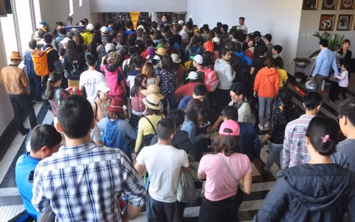 Tuy nhiên, khó có thể thưởng thức cảnh sắc Sapa giữa dòng khách du lịch "chật như nêm" này. Ảnh: vietnammoi.vn