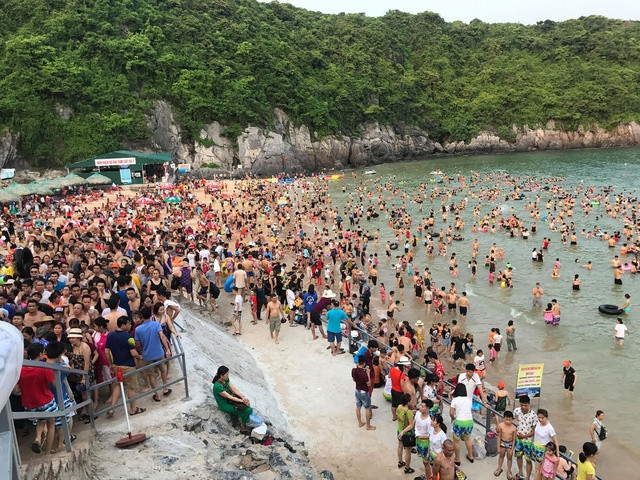 Không chỉ 2/9, Cát Bà luôn là điểm du lịch thất thủ trong các dịp nghỉ lễ. Vào những ngày này, du khách cần chú ý sớm đặt phòng và các gói dịch vụ du lịch. Ảnh: vietnammoi.vn