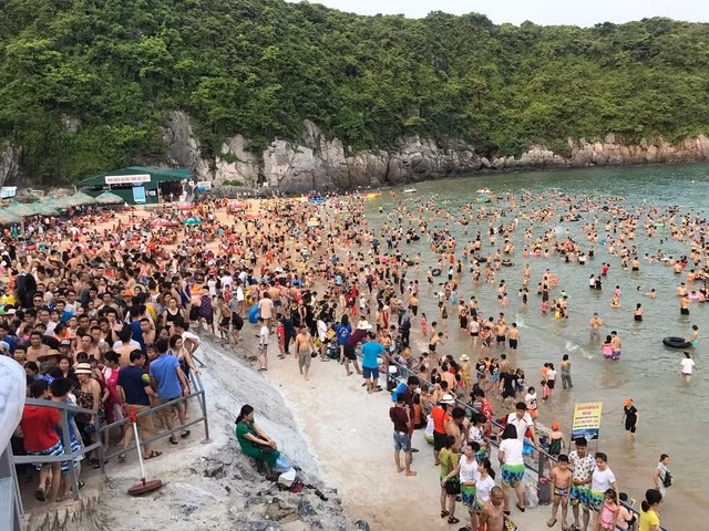 Không chỉ 2/9, Cát Bà luôn là điểm du lịch thất thủ trong các dịp nghỉ lễ. Vào những ngày này, du khách cần chú ý sớm đặt phòng và các gói dịch vụ du lịch. Ảnh: vietnammoi.vn