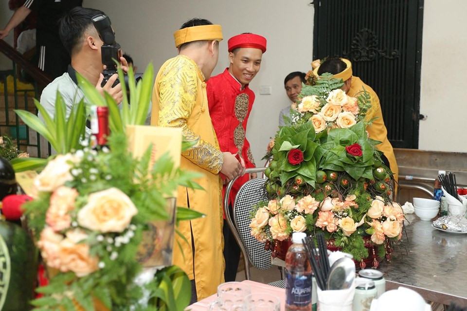 "Hôm nay, gia đình nhà trai mang sang lễ vật thế nào, chúng tôi cũng đều nhận cả. Quan trọng hơn, là chúng tôi ghi nhận được tấm lòng của họ nhà trai, đó mới là thứ đáng quý hơn tất cả lễ vật trên đời này." Gia đình nhà gái chia sẻ.