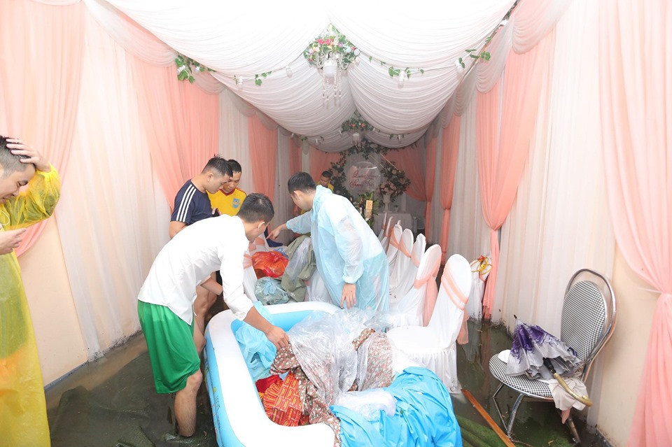 Cô dâu và nhà gái chắc hẳn sẽ cảm động lắm khi chú rể đầy quyết tâm và cố gắng trong ngày ăn hỏi thế này.