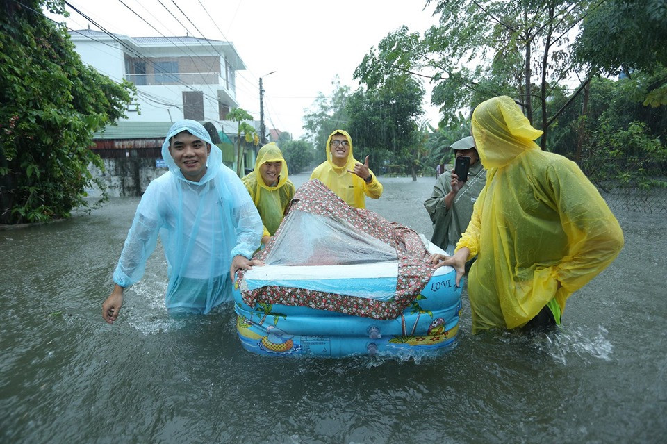 Tuy nhiên, ngày lành tháng tốt cho việc ăn hỏi đã định sẵn, họ hàng 2 bên đã sẵn sàng nên chú rể cũng chẳng ngại khó khăn mà cùng dàn nhà trai lội mưa trên suốt con đường gần 4 km để mang sính lễ đến nhà gái trong đám ăn hỏi.