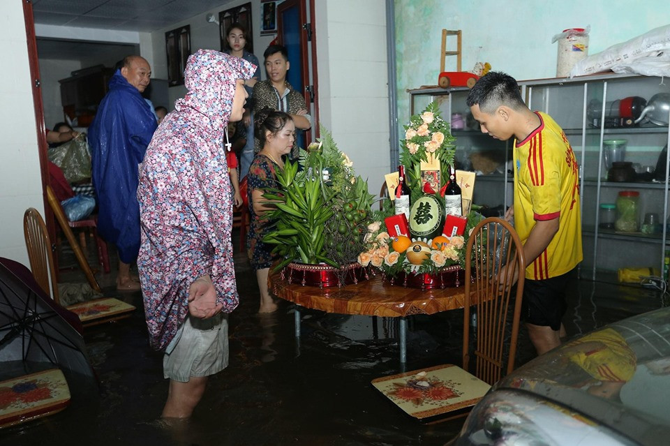 Mưa lớn, các con đường ngập thành sông, mất điện đã khiến cuộc sống của người dân đảo lộn, chuyện cưới hỏi được tổ chức trong thời điểm này thực sự phải trải qua muôn vàn khó khăn.