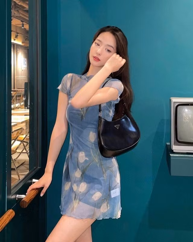 Thời gian gần đây, hot girl Trung Quốc này cũng kết thân với bộ môn yoga, để giữ cho cơ thể được săn chắc, dẻo dai. Đồng thời, khi có thời gian rảnh cô cũng đi bơi, đi bộ.