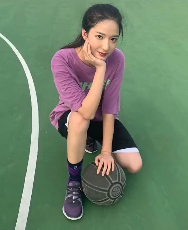 Cô nàng trông khỏe khoắn và năng động trong trang phục bóng rổ.