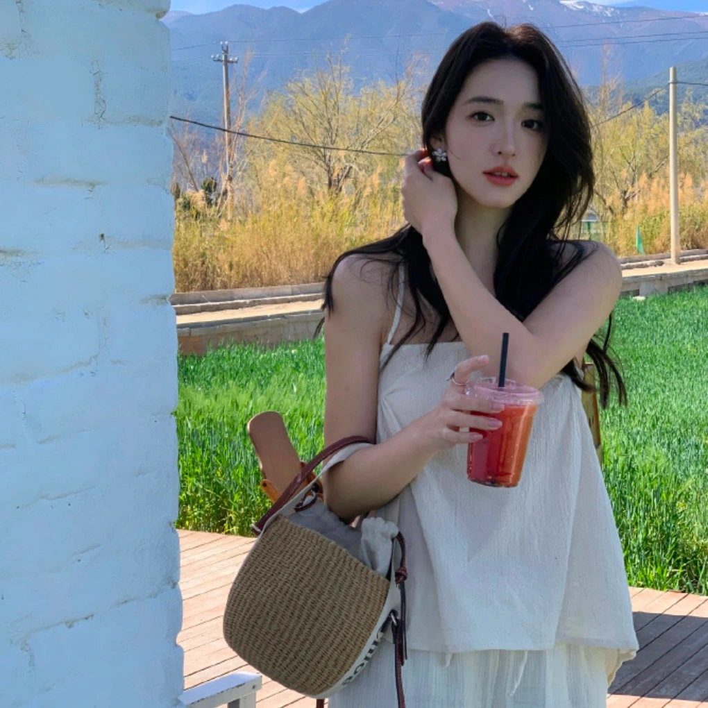 Không lựa chọn theo đuổi con đường trở thành vận động viên chuyên nghiệp, Zhong Qiuqiu quyết định chuyển hướng sang lĩnh vực người mẫu ảnh cho các thương hiệu khác nhau và mở cửa hàng kinh doanh thời trang riêng.