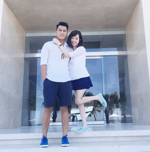 Trong thời gian Mạc Hồng Quân yêu Ly Kute, anh dành rất nhiều lời có cánh cho bạn gái trên mạng xã hội. Cả hai thường xuyên đi du lịch và đăng ảnh chụp chung.