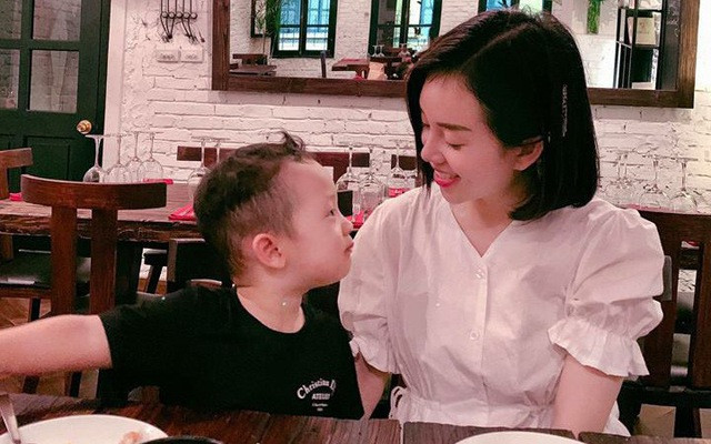 Vậy là kể từ khi chào đời, bé Khoai Tây nhà Ly Kute vẫn chưa gặp bố, có lẽ đây cũng là điều mà hot girl Hà Thành không muốn nhắc đến với con.