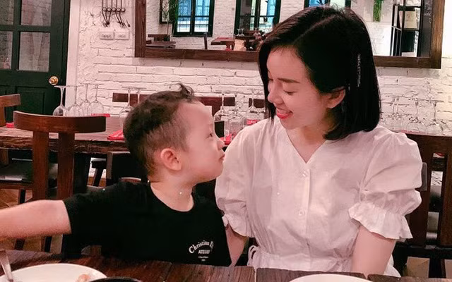 Vậy là kể từ khi chào đời, bé Khoai Tây nhà Ly Kute vẫn chưa gặp bố, có lẽ đây cũng là điều mà hot girl Hà Thành không muốn nhắc đến với con.