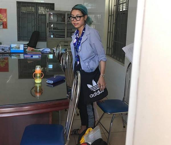 Sau khi sinh con, Bella tiếp tục có những hành động gây tranh cãi như bế con nhỏ đi lang thang, phả khói thuốc vào mặt đứa trẻ,... Gia đình sau đó đã phải đưa cô vào bệnh viện tâm thần để điều trị. Ra viện, Bella tiếp tục bỏ nhà, đưa con đi lang thang nhiều tỉnh thành.