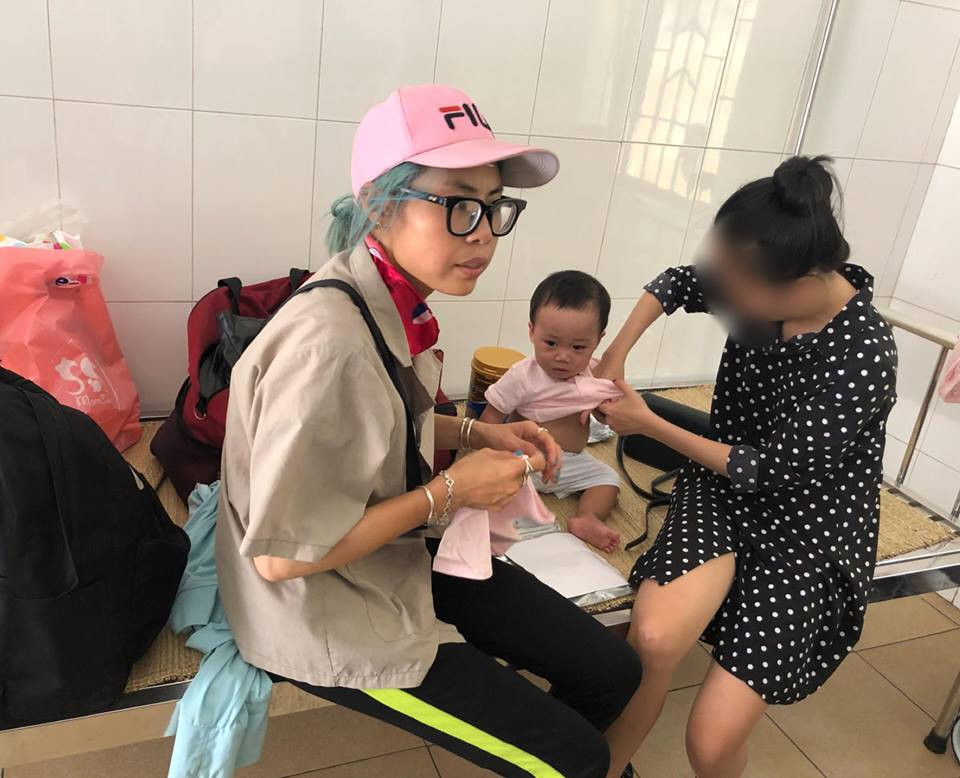 "Khách đến thuê mà 3 ngày rồi không thấy ra ngoài hay ăn uống gì nên mình có lên phòng gõ cửa hỏi han xem cần gì thì hỗ trợ. Nhưng khi mình lên Bella khóa cửa, mắng mình là làm phiền, không cho khách nghỉ ngơi. Sau đó nhà mình phải lấy chìa khóa dự phòng lên mở cửa thì Bella mới chịu ra. Dịch bệnh kéo dài, công việc kinh doanh cũng khó khăn và ảnh hưởng nên gặp phải khách hàng thế này mình cũng thấy bực bội. Chỉ mong mọi người biết đến trường hợp này để rút kinh nghiệm và không ai bị cô này lừa tiền nữa", Trang chia sẻ.