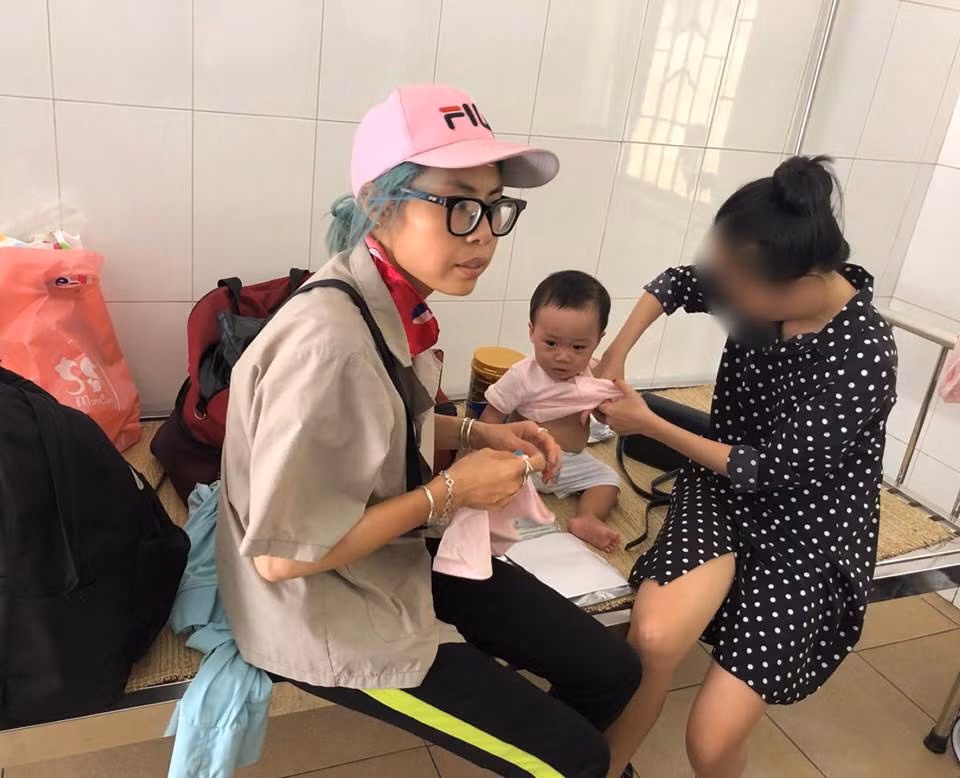 "Khách đến thuê mà 3 ngày rồi không thấy ra ngoài hay ăn uống gì nên mình có lên phòng gõ cửa hỏi han xem cần gì thì hỗ trợ. Nhưng khi mình lên Bella khóa cửa, mắng mình là làm phiền, không cho khách nghỉ ngơi. Sau đó nhà mình phải lấy chìa khóa dự phòng lên mở cửa thì Bella mới chịu ra. Dịch bệnh kéo dài, công việc kinh doanh cũng khó khăn và ảnh hưởng nên gặp phải khách hàng thế này mình cũng thấy bực bội. Chỉ mong mọi người biết đến trường hợp này để rút kinh nghiệm và không ai bị cô này lừa tiền nữa", Trang chia sẻ.