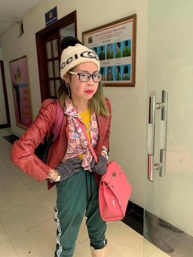 Lần xuất hiện gần đây nhất của Bella là vào hồi đầu tháng 5. Trong lần đó, Bella tiếp tục khiến người xem phát ngốt bởi trang phục đầu đội mũ len, mặc quần áo dài, kín mít từ đầu đến chân. Trong khi đó, thời tiết Hà Nội những ngày này không khác gì "chảo lửa".