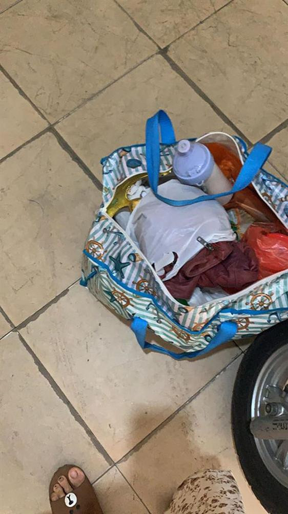 Trong suốt thời gian đó, Bella không hề ra ngoài. Lo lắng khách có vần đề nên Huyền Trang đã lên gõ cửa hỏi thăm nhưng "hot girl quỵt tiền" không chịu mở và còn liên tục quát tháo. Mãi một lúc lâu, hot girl Bella mới ra mở cửa cho chủ nhà nghỉ. Khi vào phòng, chị Trang thấy phòng rất bẩn và bừa bộn. Có nhiều đồ ăn thừa vương vãi nhưng không rõ Bella đã lấy từ đâu.