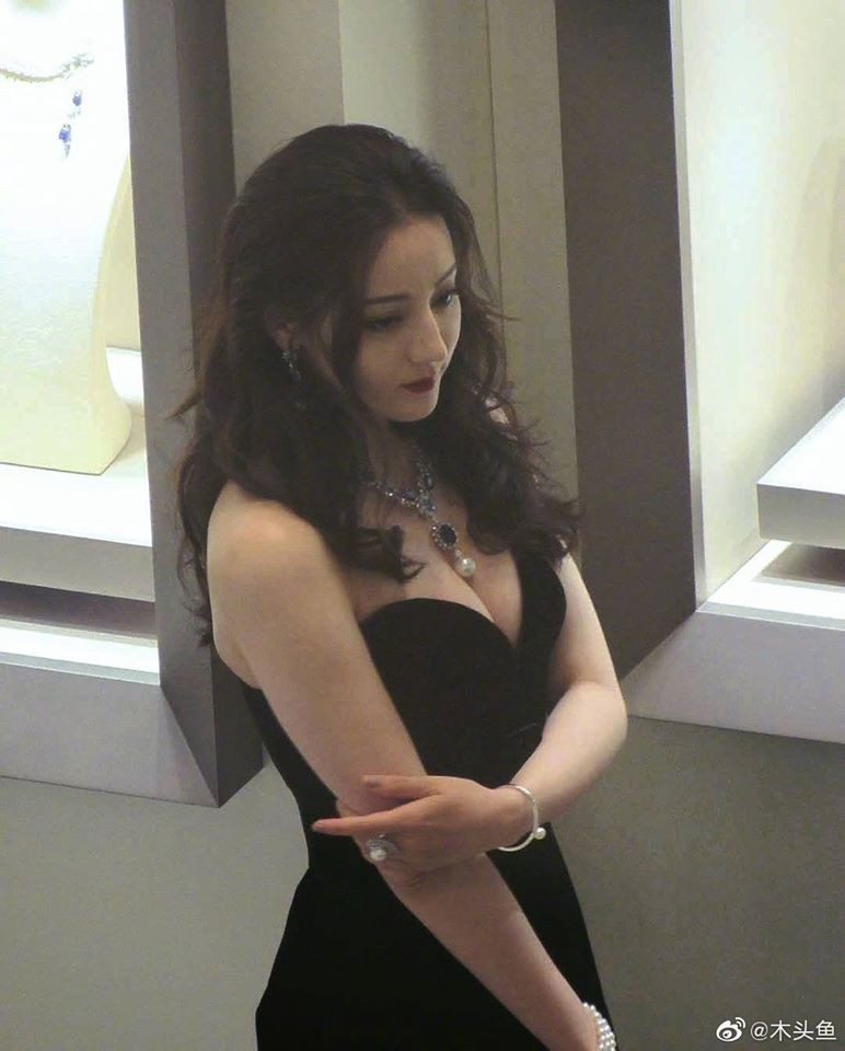 Bên cạnh đó, netizen còn nhận ra trong một số tấm ảnh có chất lượng thấp, hình bị vỡ song nhan sắc của Nhiệt Ba vẫn hiện lên đầy xinh đẹp. Có thể thấy rõ, nhan sắc của Địch Lệ Nhiệt Ba lên hương thấy rõ, đặc biệt là ở sự kiện lần này.