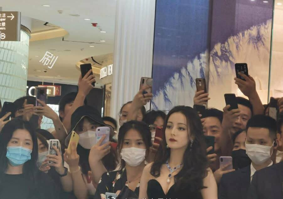 Cũng tại sự kiện này, netizen còn được thưởng thức loạt ảnh chụp bằng camera thường cực xuất sắc của Nhiệt Ba. Mặc dù bị chụp lén bởi người qua đường, góc chụp xa và không qua chỉnh sửa nhưng từng ấy vấn đề cũng không đủ để dìm hàng nhan sắc của Địch Lệ Nhiệt Ba.