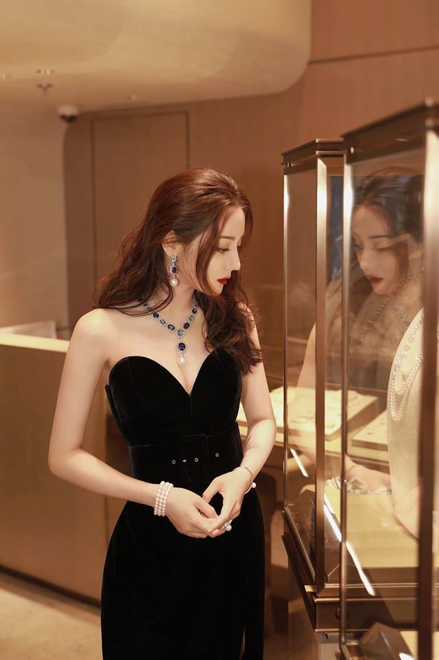 Xuất hiện tại sự kiện nhãn hàng, diễn viên Địch Lệ Nhiệt Ba gây bão từ những tấm ảnh chụp bằng camera thường đến loạt hình đã qua chỉnh sửa. Vẻ đẹp long lanh, thần thái xuất sắc cùng body hoàn hảo, cân đối của Nhiệt Ba đã làm netizen không ngớt lời khen ngợi, thậm chí đến cư dân mạng Việt còn “mê mệt” với nhan sắc của nàng “mỹ nữ Tân Cương”.