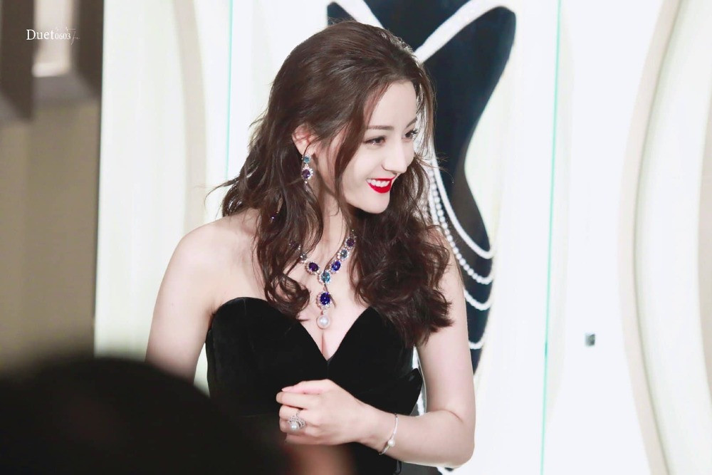 Khiến dân tình “ngất lên ngất xuống” với loạt ảnh chụp tại sự kiện, Địch Lệ Nhiệt Ba đã khoe trọn vẹn nhan sắc của mình khi xuất hiện cực sang chảnh, đầy quyến rũ. Cô nàng đã chọn bộ đầm đen cúp ngực khoe khéo vòng một căng đầy của mình. Làn da trắng sáng không tì vết cùng gương mặt với đường nét cực hoàn hảo đã giúp Nhiệt Ba chiếm trọng spotlight tại sự kiện.