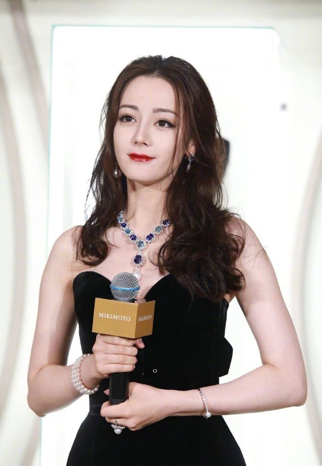 Mới đây, “mỹ nữ Tân Cương” lại có dịp khoe trọn vẹn nhan sắc của mình khi xuất hiện tại một sự kiện nhãn hàng do cô làm đại diện. Có thể nói, thần thái sang chảnh, hít mắt người nhìn của Địch Lệ Nhiệt Ba đã khiến netizen phải ngây ngất và không ngừng để lại lời khen ngợi.