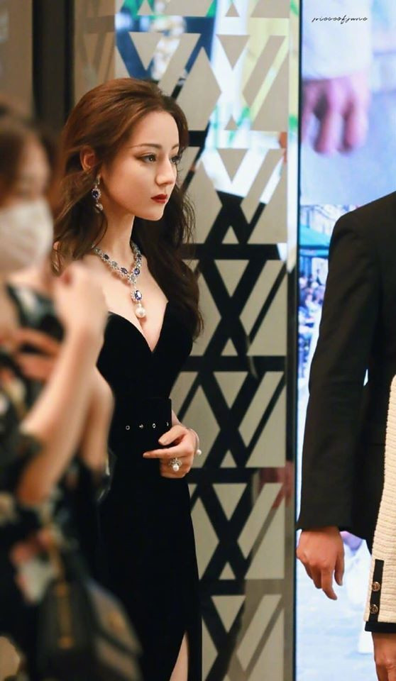 Địch Lệ Nhiệt Ba đốn gục người hâm mộ nhờ vẻ đẹp hoàn hảo không tì vết.