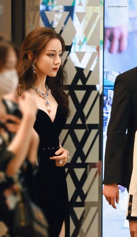 Địch Lệ Nhiệt Ba đốn gục người hâm mộ nhờ vẻ đẹp hoàn hảo không tì vết.