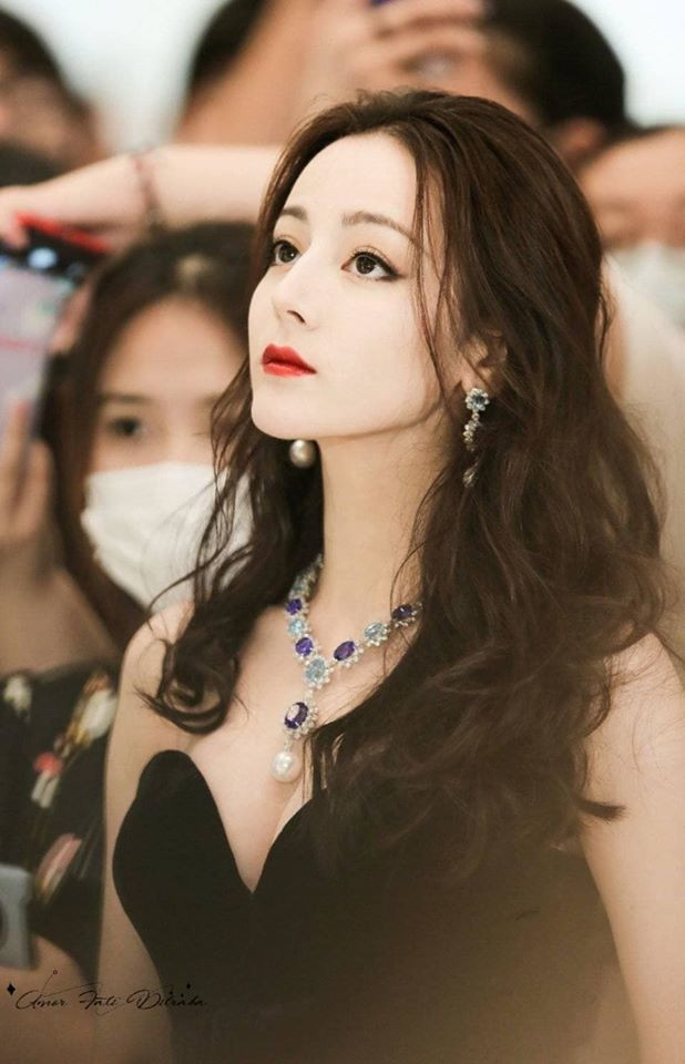 Được mệnh danh là mỹ nữ đẹp nhất Tân Cương, Địch Lệ Nhiệt Ba dường như chưa bao giờ làm người hâm mộ thất vọng vì nhan sắc của mình. Dù là đóng phim, tham gia show hay dự sự kiện, Địch Lệ Nhiệt Ba đều có thể tỏa sáng và trở nên nổi bật nhất.