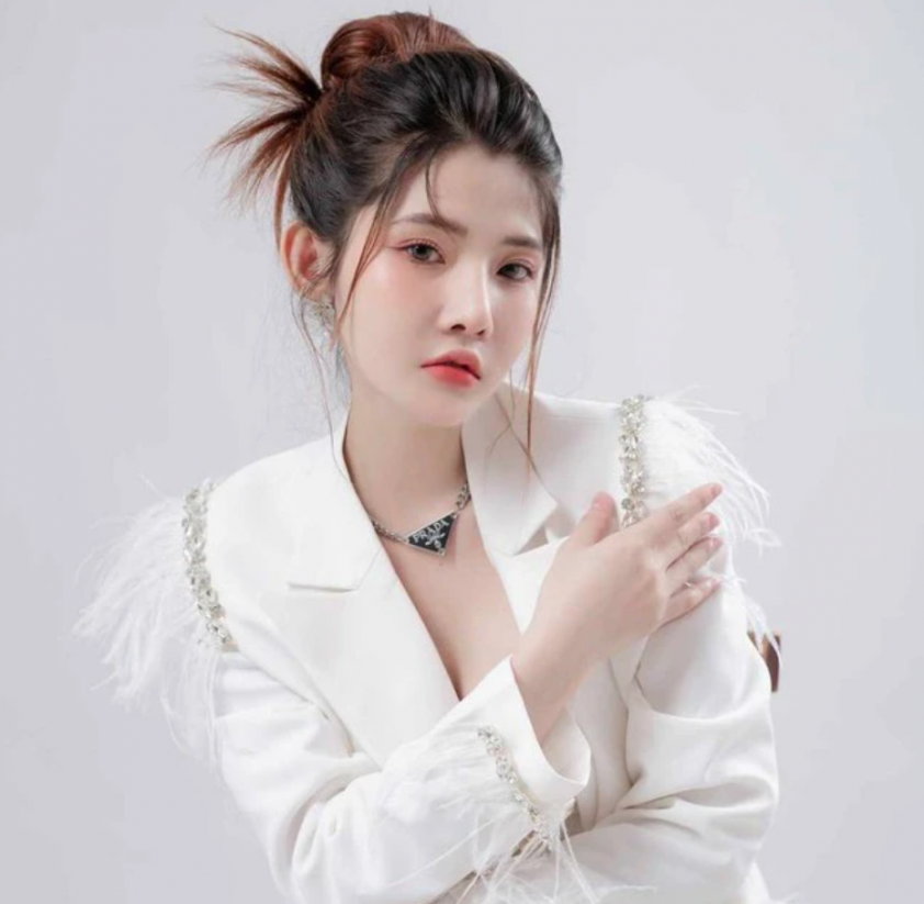 Do đó, sự xuất hiện của một bóng hồng, dù có thể chỉ ngồi dự bị, vẫn là một bom tấn chuyển nhượng được nhiều người chú ý.