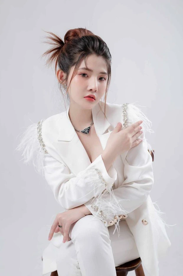 Trước khi thử làm game thủ chuyên nghiệp, Huỳnh Nhi là một makeup artist có tiếng trong ngành, từng giành rất nhiều giải thưởng.