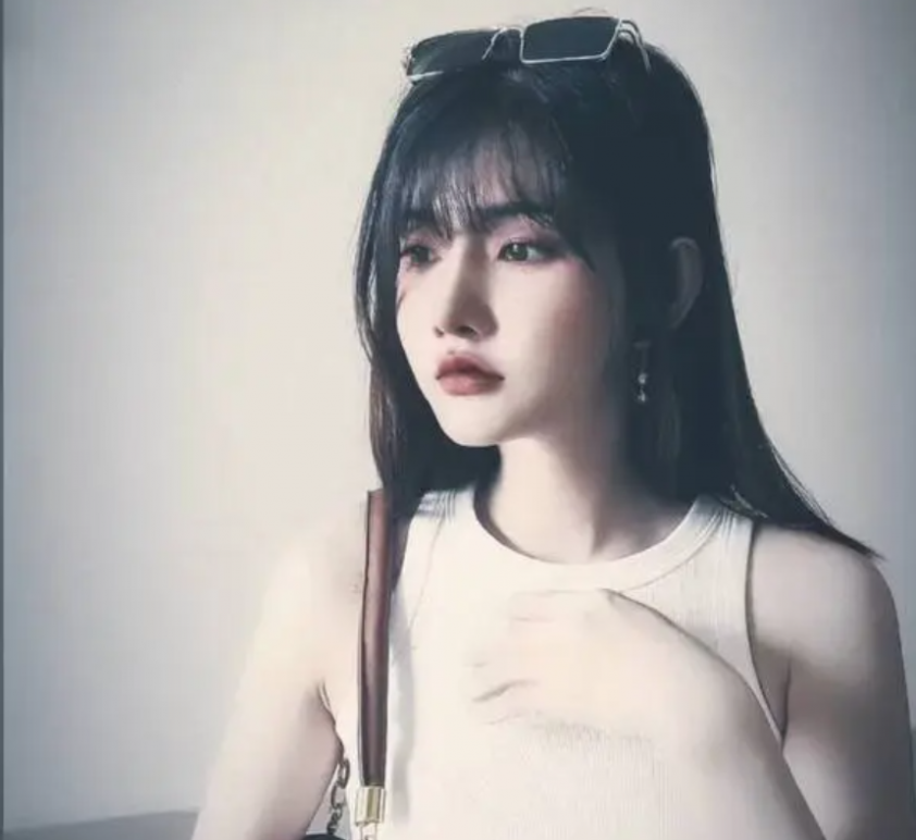 Nhan sắc của Huỳnh Nhi khiến rất nhiều người yêu thích. Nhiều fan đang mong ngóng đến ngày nữ tuyển thủ này được ra quân.