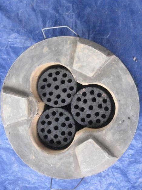 Từ hình ảnh iPhone 11 sang chảnh với 3 camera siêu khủng, qua tay CĐM lại không khác gì bếp than tổ ong quen thuộc của người Việt.