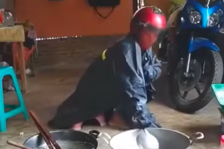 Những người đảm đang thì cho rằng vào bếp là chuyện quá đơn giản nhưng đối với những bạn vụng về, đây là công việt khóc nhọc và nguy hiểm không khác gì...đi đánh giặc.