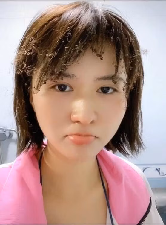 Không chỉ chú ý với mái tóc hỏng hết sức buồn cười, dân mạng còn thích thú với biểu cảm của cô gái này. Dù tóc hỏng hết vì nấu nướng nhưng trông cô nàng vẫn xinh đẹp, đáng yêu và rất cuốn hút.