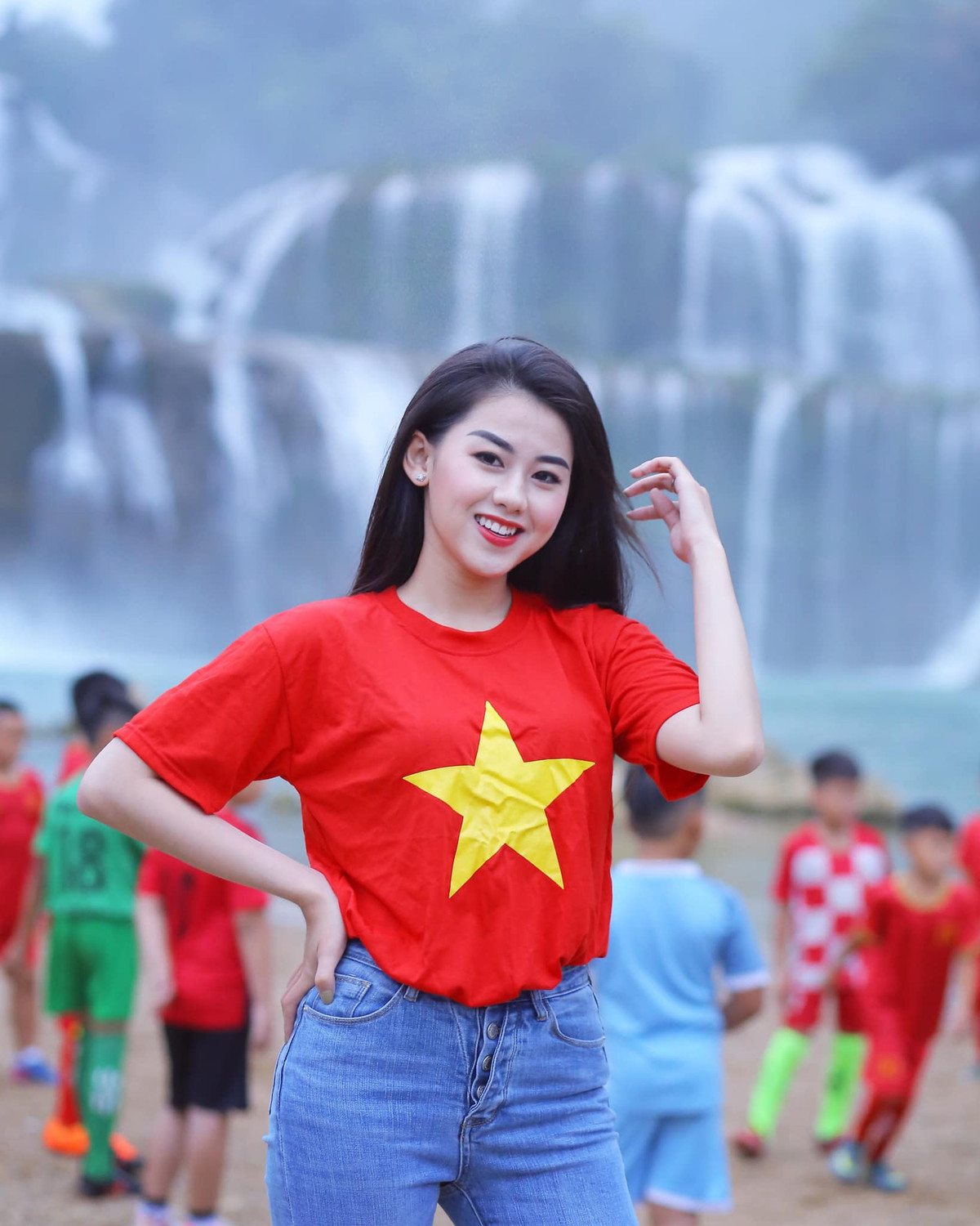 Ngọc Mai thường xuyên đến sân theo dõi đội tuyển Việt Nam thi đấu. Trước đó cô nàng cũng là cái tên được săn lùng sau khi lọt vào ống kính trong trận Việt Nam - Malaysia diễn ra vào tối ngày 10/10.