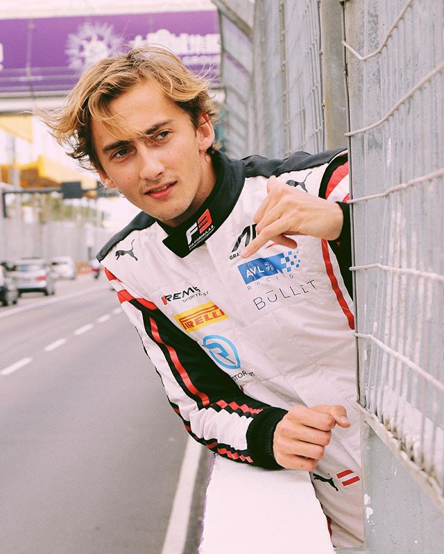 Bên cạnh thành tích đạt được, Ferdinand còn thu hút sự chú ý bởi ngoại hình điển trai.